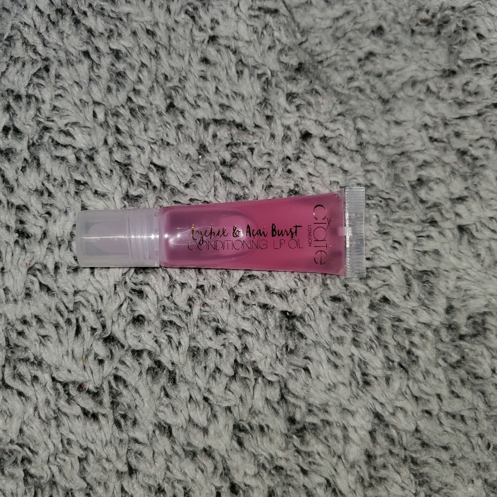 Lychee & Acai Burst conditioning lip oil sold!!